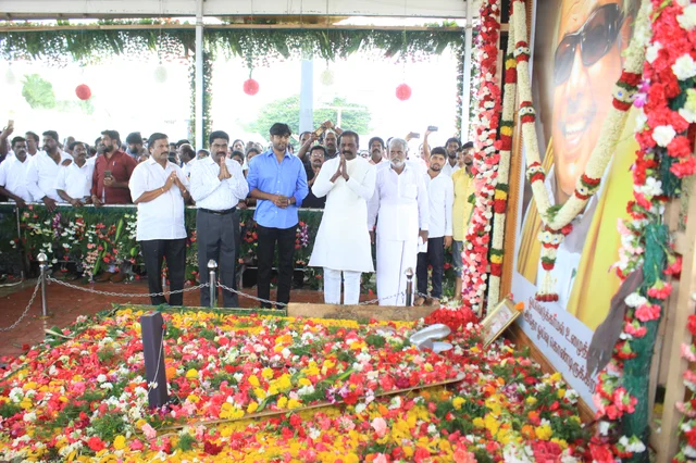 அஞ்சலி செலுத்திய வைரமுத்து