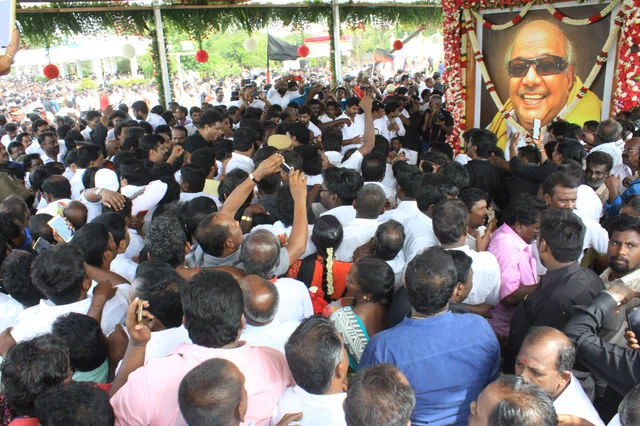 அஞ்சலி செலுத்திய திமுகவினர்