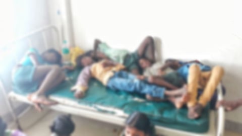 சிகிச்சை பெறும் மாணவ, மாணவிகள்.