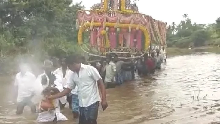 சடலத்துடன் ஆற்றைக் கடக்கும் கிராம மக்கள்