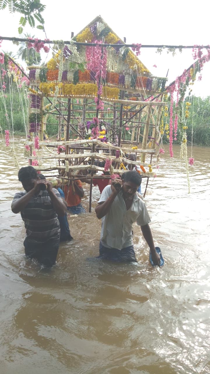 சடலத்துடன் ஆற்றைக் கடக்கும் கிராம மக்கள்