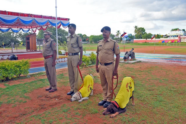 திருச்சி ரயில்வே பாதுகாப்புப் படையின் மோப்பநாய் சாகச நிகழ்ச்சி