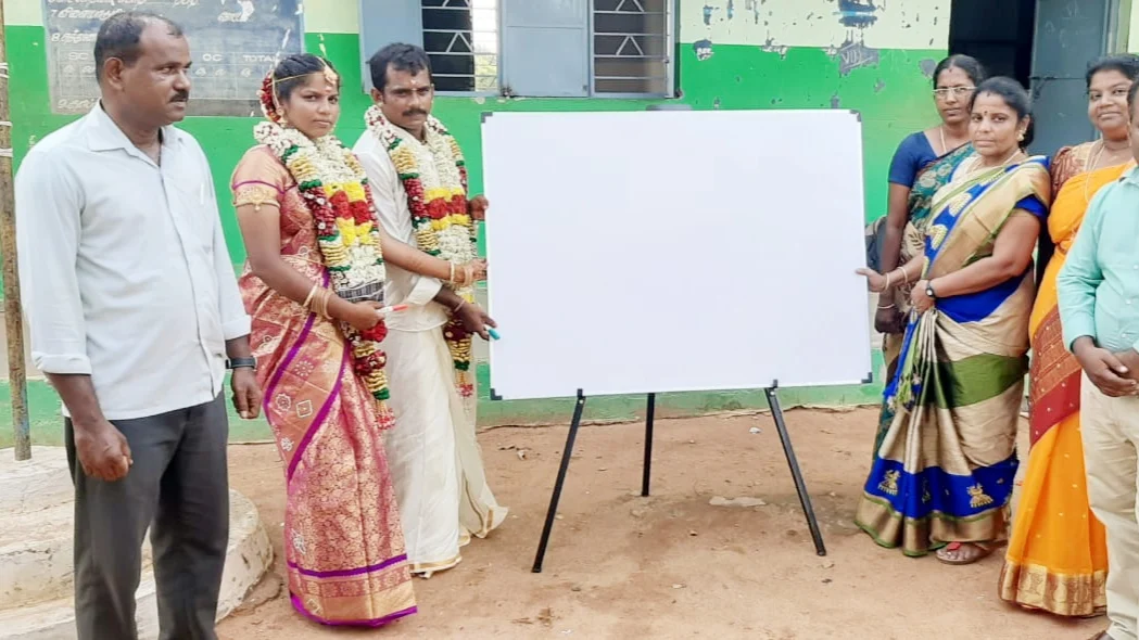 மாணவர்களுக்கு வெண்பலகை வழங்கிய தம்பதி