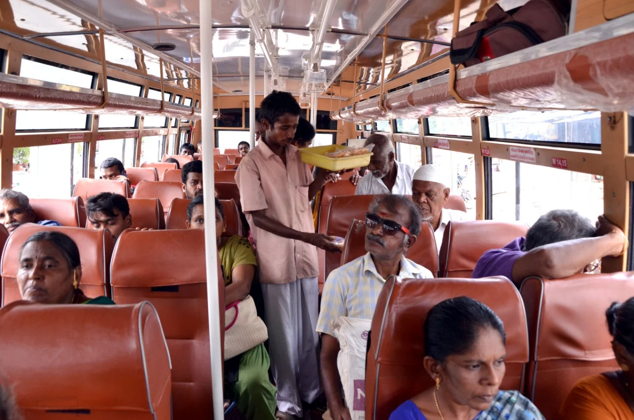 பேருந்தில் வியாபாரம் செய்யும் உதயகுமார்