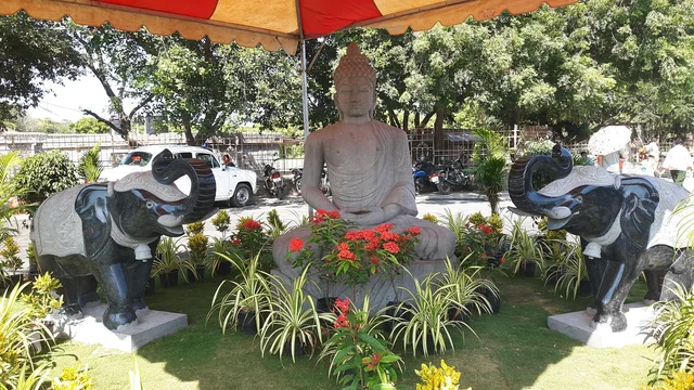 சீன அதிபரை வரவேற்பதற்காக அமைக்கப்பட்ட புத்தர் சிலை
