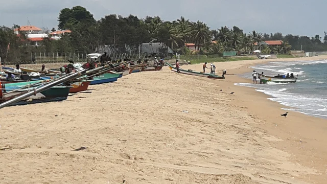 வழக்கம் போல கடலுக்குச் செல்லும் மீனவர்கள்