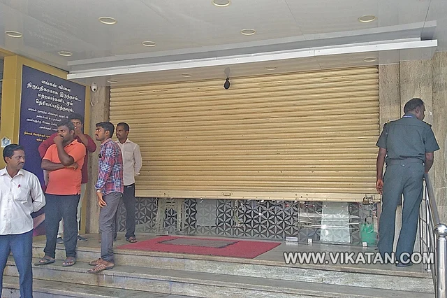 விசாரணையின் போது நகைக்கடையின் முகப்பு மூடப்பட்டுள்ள காட்சி
