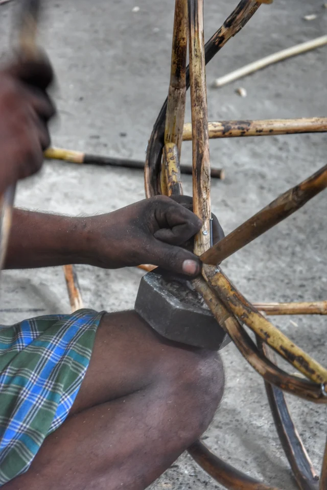 பிரம்பு சேர் மற்றும் சோபாக்களில் பிரம்புகளை ஆணி அடித்து இணைக்கிறார்கள்