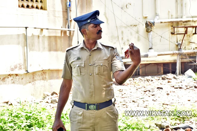 காவல்துறை வசம் கடையின் பின்புறம் கிடைத்த மிளகாய்ப்பொடி கவர்