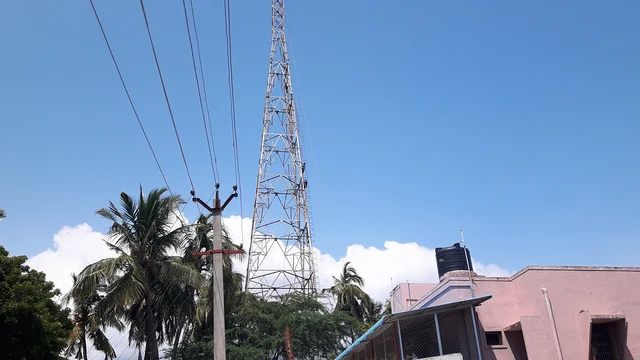 பாதுகாப்பு காரணங்களுக்காக அகற்றப்படும் செல்போன் டவர்
