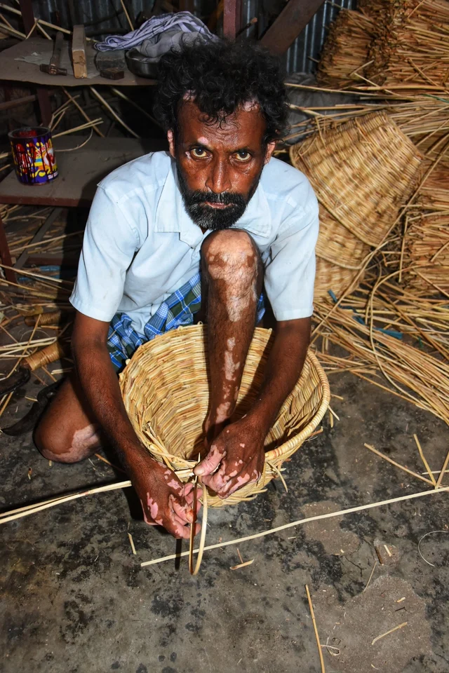பிரம்பு நாரை கொண்டு கூடை பின்னுகிறார்கள்