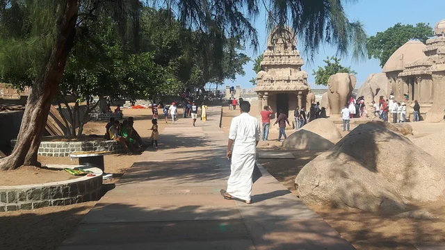 ஐந்து ரதம் பகுதியில் மரப் பலகை பாதை