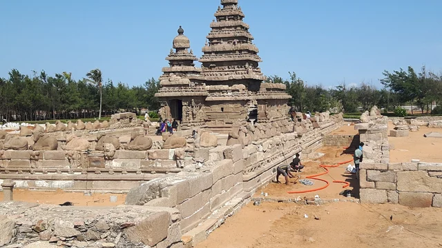 கடற்கரை கோயில் பகுதியில் சீரமைக்கும் பணி