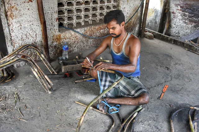 பின்பு மூங்கில் பிரம்புகளை தேவையான அளவில் வெட்டுகின்றனர்