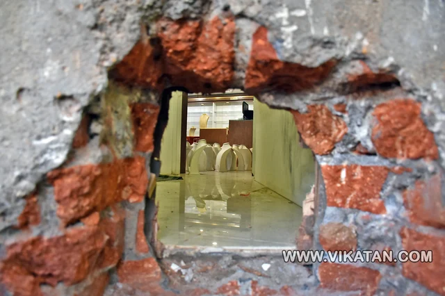 கொள்ளையர்கள் போட்ட துவாரம் வழியே தெரியும் கடையின் உட்பகுதி