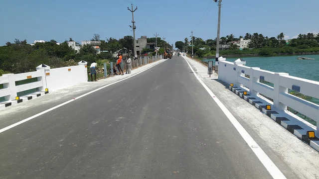 தாஜ் பிஷர்மேன் கோவ் செல்லும் வழி