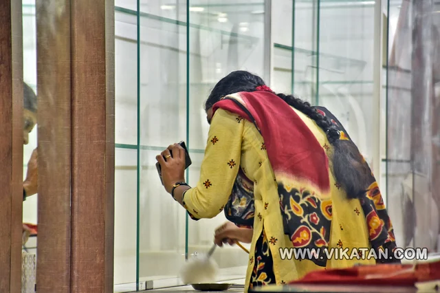 கடையின் உட்புறம் கைரேகை நிபுணர் ஆய்வு செய்யும் காட்சி