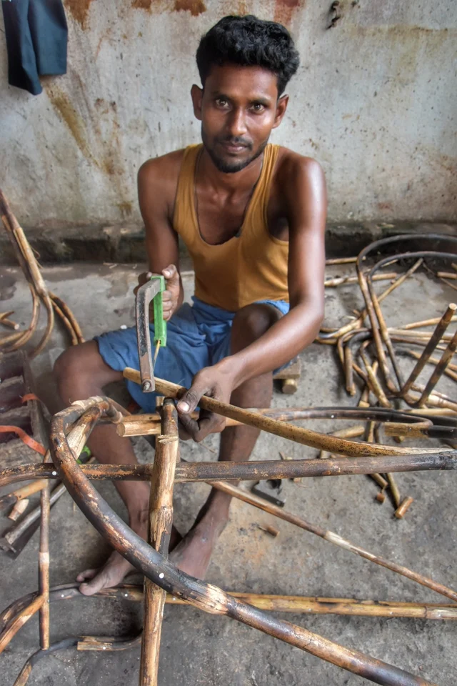 மூங்கில் பிரம்புகளை தேவையான அளவில் வெட்டுகின்றனர்