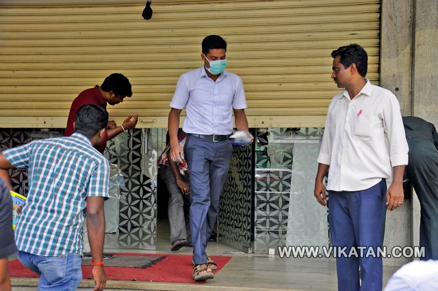 கடையின் சுற்றுப்புறப்பகுதியில் கைரேகை நிபுணர் ஆய்வு செய்ய செல்லும் காட்சி