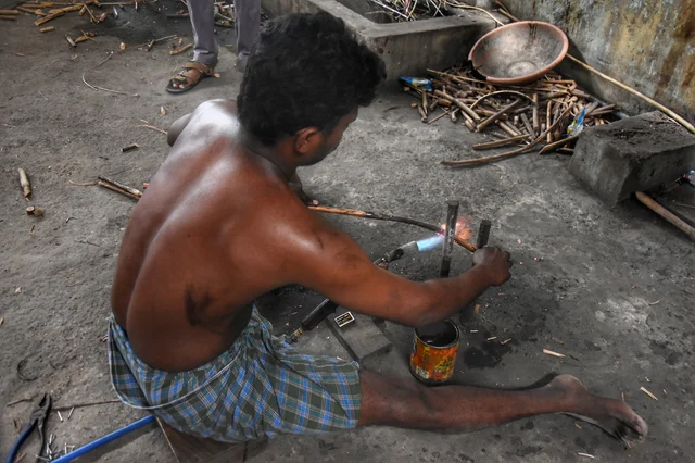 முதலில் மூங்கில் பிரம்புகளை நெருப்பில் காட்டி தேவைக்கேற்ப வளைக்கின்றனர்