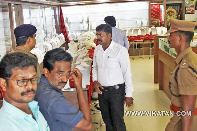 மாவட்ட காவல்துறை ஆணையரும் துணை ஆணையரும் நடத்திய விசாரணை