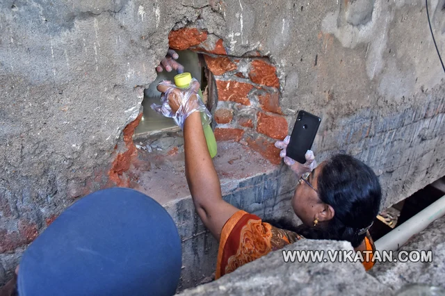 கொள்ளை நடந்த இடத்தில் தடயவியல் நிபுணர் ஆய்வு செய்கிறார்