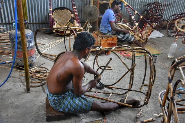 பிரம்பு சேர் மற்றும் சோபாக்களில் பிரம்புகளை ஆணி அடித்து இணைக்கிறார்கள்
