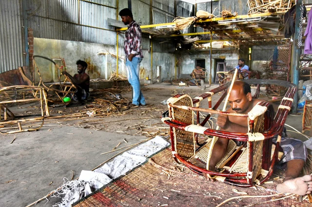 பிரம்பை நாராக்கி அதைக் கொண்டு ஊஞ்சல் பின்னுகிறார்கள்
