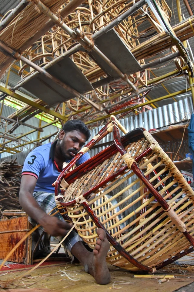 பிரம்பை நாராக்கி அதைக் கொண்டு ஊஞ்சல் பின்னுகிறார்கள்