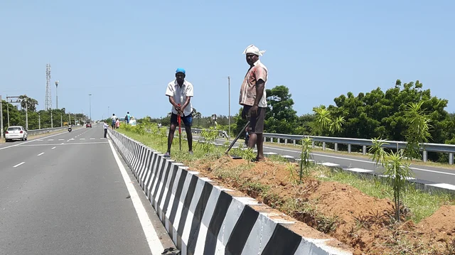 கிழக்கு கடற்கரை சாலை தடுப்புகளில் சீரமைக்கும் பணி