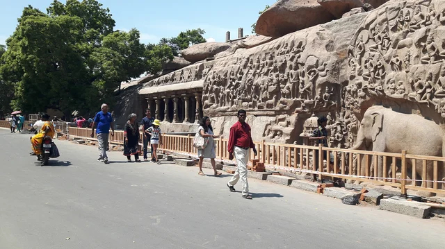 அர்ஜுனன் தபசை பார்வையிடும் சுற்றுலாப் பயணிகள்