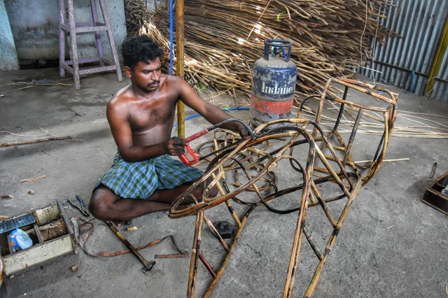 மூங்கில் பிரம்புகளை தேவையான அளவில் வெட்டுகின்றனர்