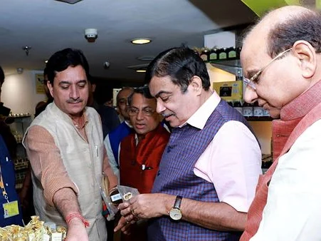 பசுவின் சாணத்தில் சோப்; மூங்கில் வாட்டர் பாட்டில்! - அறிமுகம் செய்து வைத்த நிதின் கட்கரி