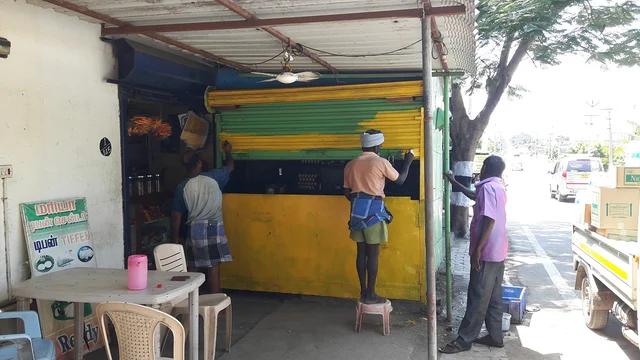தாஜ் ஃபிஷர்மேன் கோவ் எதிரே உள்ள கடைகளுக்கு வர்ணம் பூசுதல்