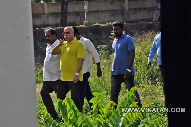 லலிதா ஜுவல்லரியின் உரிமையாளர் கிரண்குமார் கொள்ளைபோன பகுதியை பார்த்த காட்சி