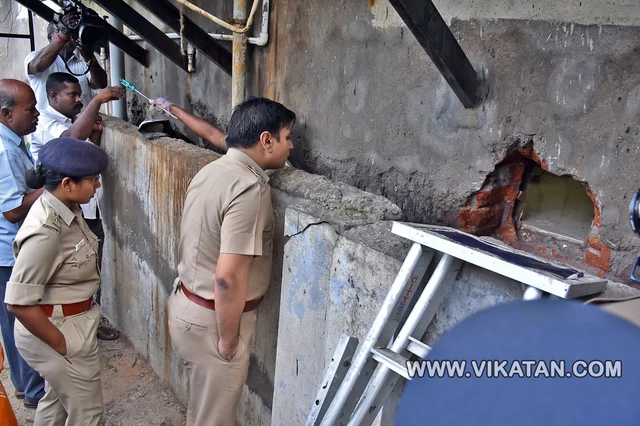 கொள்ளை நடந்த இடத்தை காவல்துறை துணை ஆணையர் நிஷா, திருச்சி மாவட்ட எஸ்.பி ஜியா உல்ஹக் ஆகியோர் பார்வையிட்ட போது