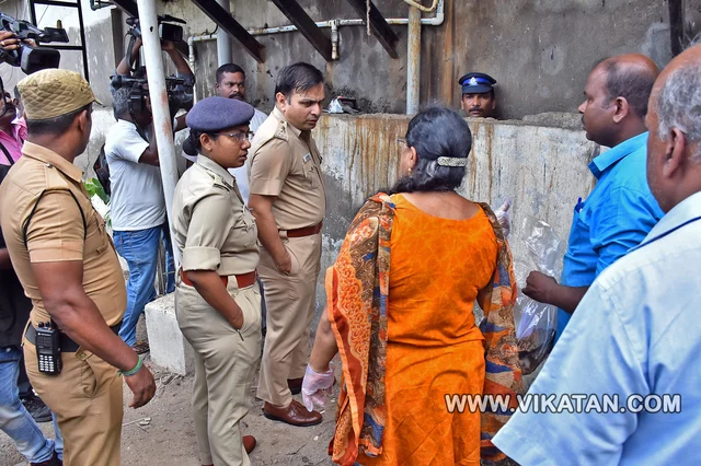 கொள்ளை நடந்த இடத்தை காவல்துறை துணை ஆணையர் நிஷா, திருச்சி மாவட்ட எஸ்.பி ஜியா உல்ஹக் ஆகியோர் பார்வையிட்ட போது