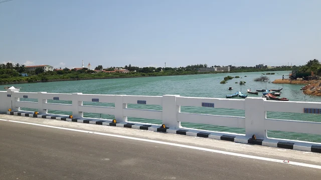 தாஜ் பிஷர்மேன் கோவ் செல்லும் வழி