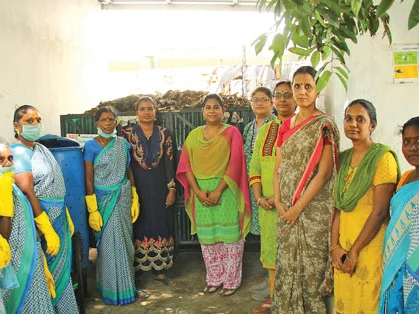 கழிவுகளை மேலாண்மை செய்யும் பெண்கள்