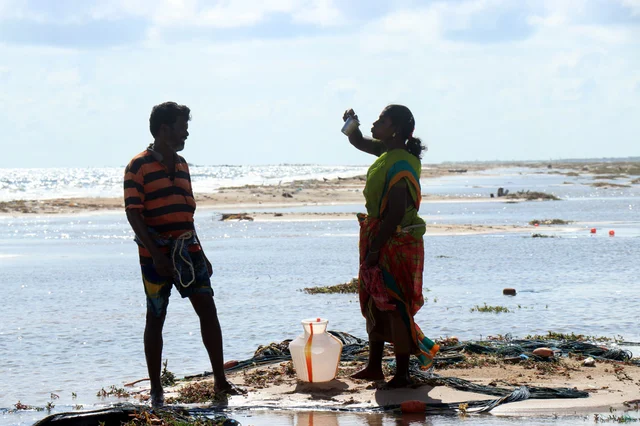 தாகம் தீர்க்கும் மீனவ பெண்