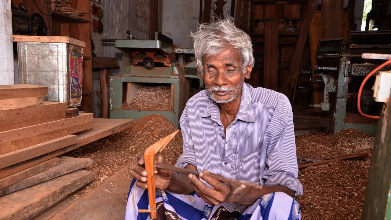குட்டிக் கலப்பையுடன் பெருமாள் ஐயா