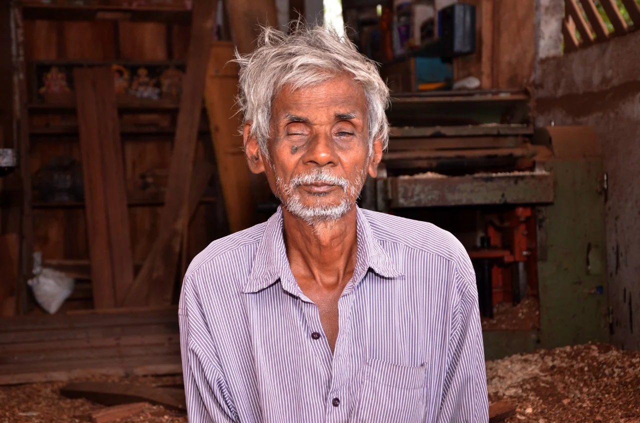 பார்வைச் சவால் கொண்ட பெருமாள் ஐயா.