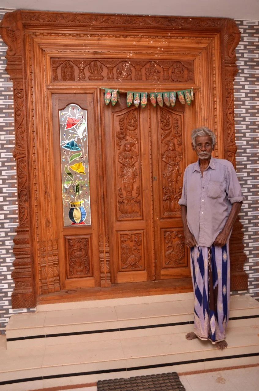 பெருமாள் ஐயா செய்த அவர் இல்ல கதவு.