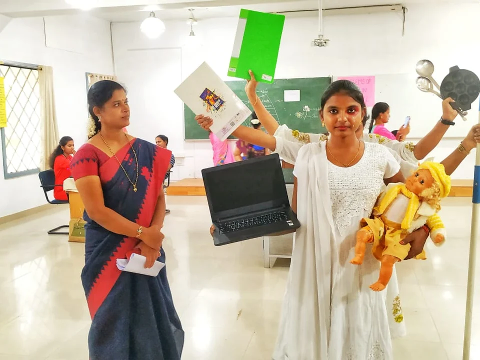 ``காந்தி கனவுகண்ட நாளுக்காக காத்திருக்கிறோம்!”– தத்ரூபக் காட்சி மூலம் பாடம்சொன்ன மாணவிகள்
