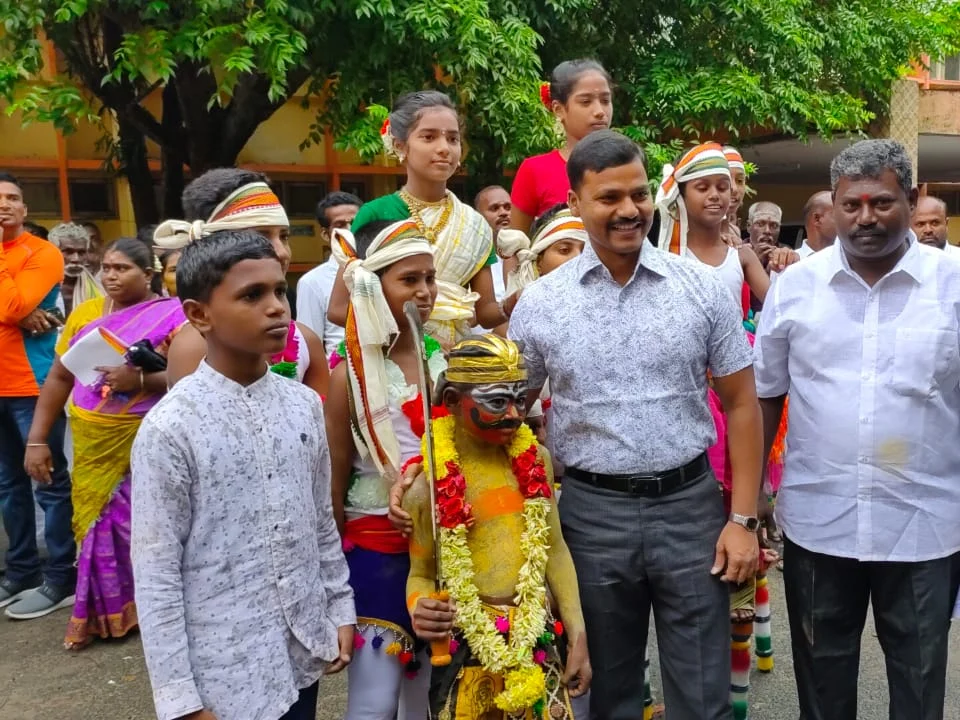 டெல்லியைக் கலக்கிய `கருப்பசாமி வீச்சரிவாள்' ஆட்டம்!'- அசத்திய ராமநாதபுரம் சுட்டிகள்