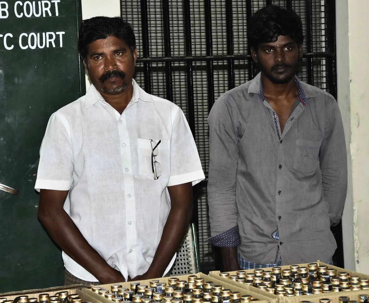 மதுபானம் வாங்கி வந்த போது போலிஸில் சிக்கியவர்கள்