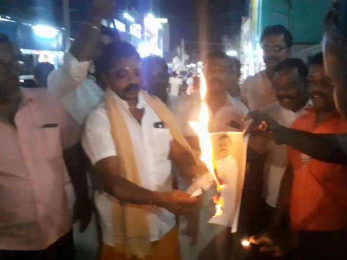 `கட்சியிலிருந்து நீக்குங்கள்!' - கோவில்பட்டியில் அரசகுமார் உருவப்படத்தை எரித்த பா.ஜ.க-வினர்
