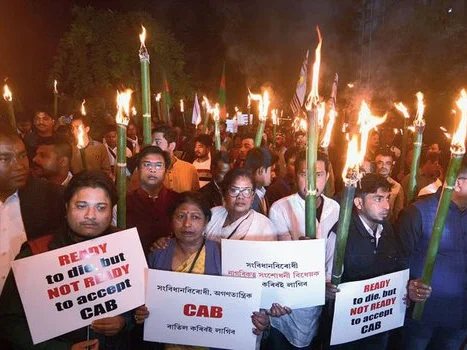 `இணைய சேவை துண்டிப்பு; ராணுவம் அழைப்பு! அஸ்ஸாம், திரிபுராவில் தொடரும் போராட்டம் #CAB