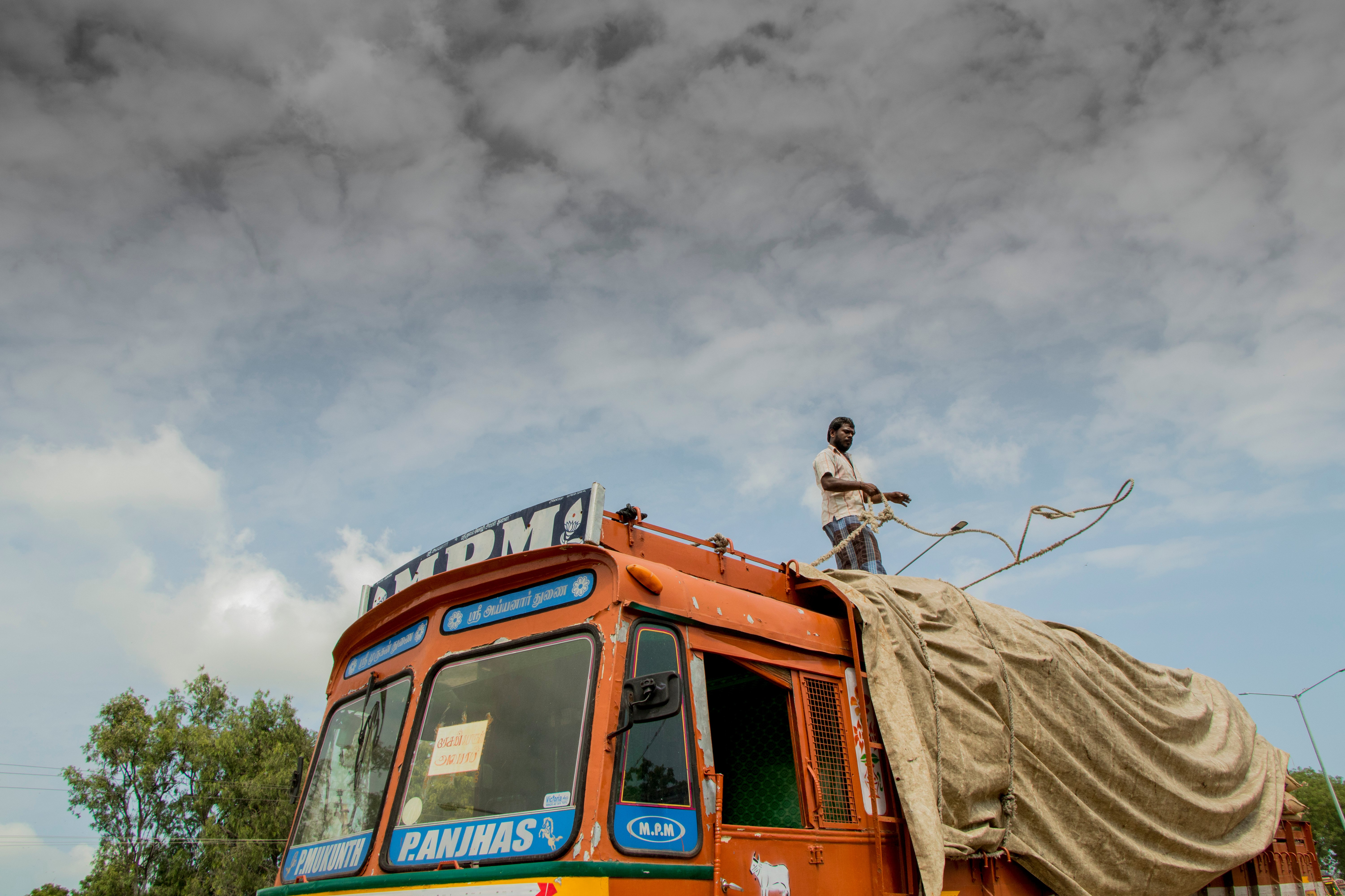 இலக்கை பத்திரமாக வந்தடைந்த லாரி மற்றும் அதன் ஓட்டுநர்