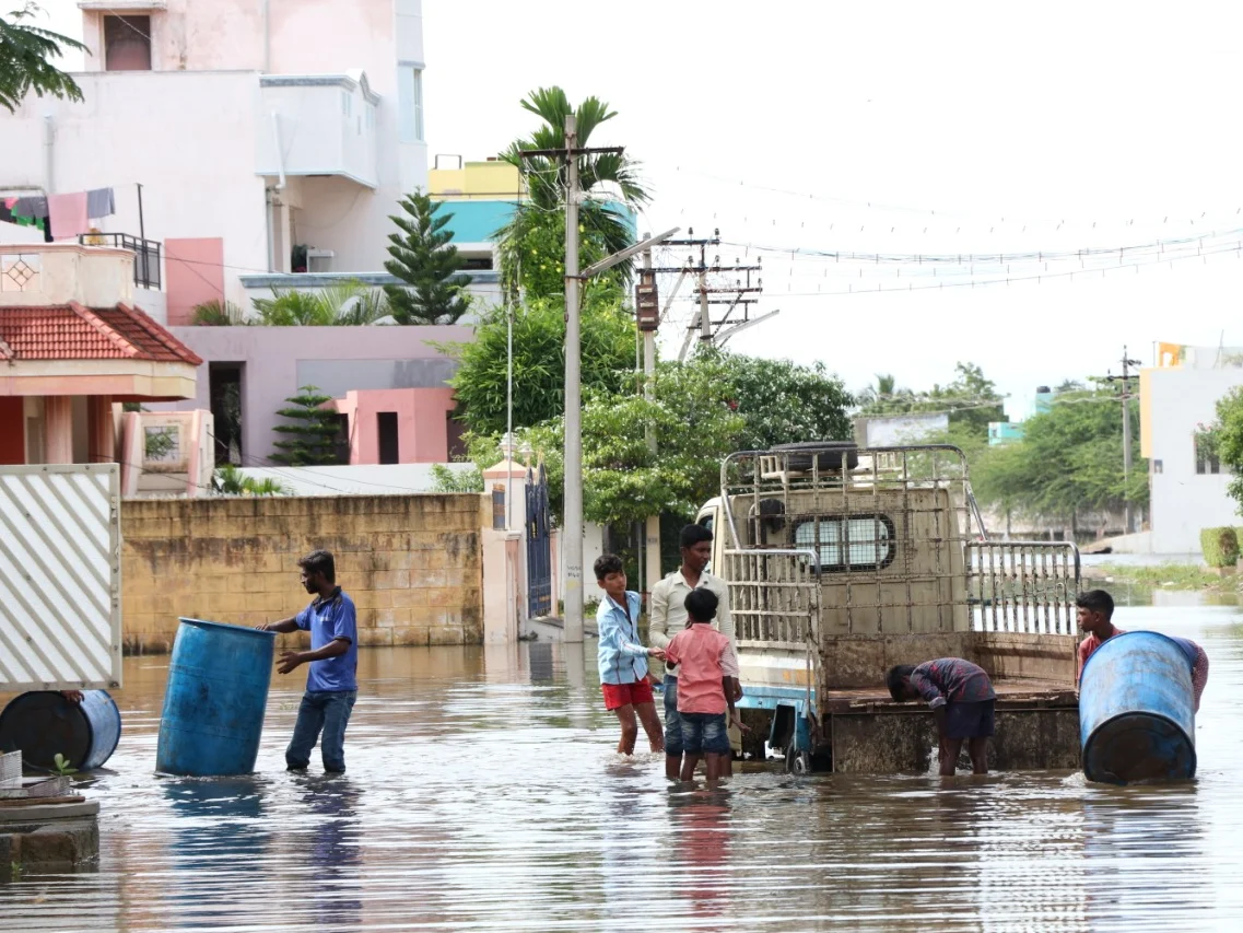 வீட்டுக்குள் புகுந்த மழைவெள்ளம்! - தூத்துக்குடியில் குளிரில் நடுங்கி மூதாட்டி உயிரிழந்த சோகம்